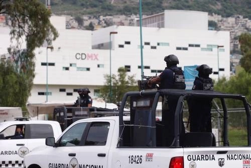 Fuerzas federales reforzaron la vigilancia alrededor del Reclusorio Norte, donde se lleva a cabo la audiencia contra el ex director de Pemex. Foto Guillermo Sologuren