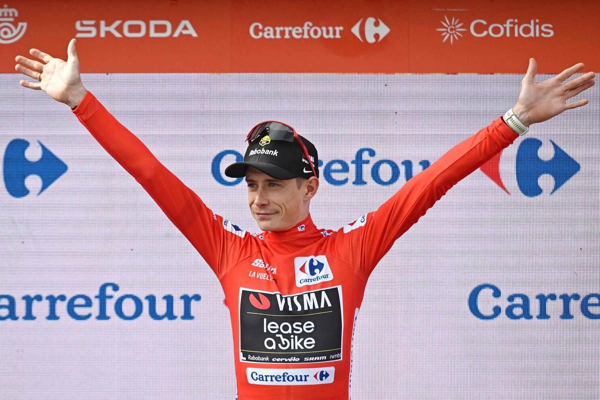 El líder de la clasificación general del Team Visma-Lease a Bike, el danés Jonas Vingegaard, celebra en el podio con el maillot rojo tras la décima etapa de la Vuelta a España, una carrera de 168 km entre el Parque Natural de Sendaviva en Arguedas y El Ferial Larra Belagua en Isaba, el 2 de septiembre de 2025. 