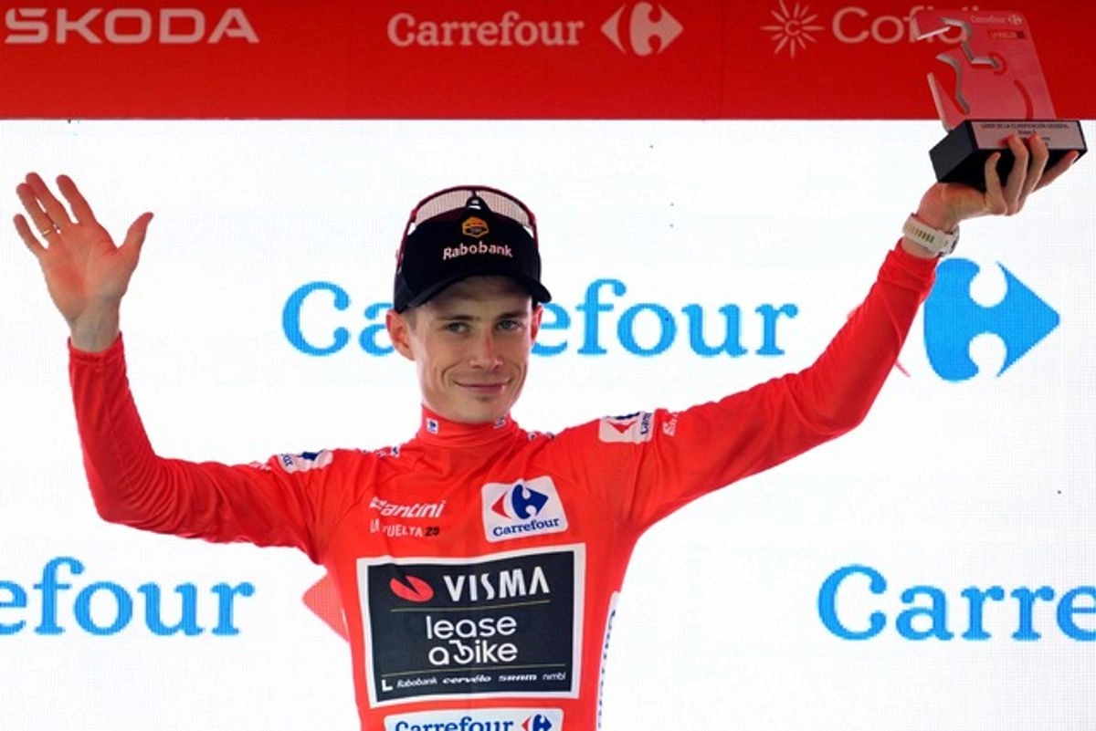 El ciclista danés Jonas Vingegaard, celebra en el podio con el maillot rojo de líder de la general tras la quinta etapa de la Vuelta a España. Foto 