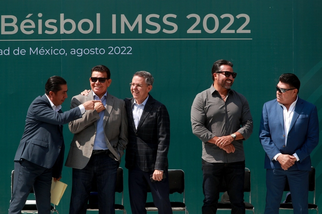 Héctor García, coordinador técnico de Cultura Física y Deporte del IMSS; Fernando Valenzuela; César Yáñez, subsecretario de Gobernación; Vinicio Castilla y Teodoro Higuera, ayer durante la apertura de las clínicas de beisbol en el estadio Fray Nano. Foto Alfredo Domínguez
