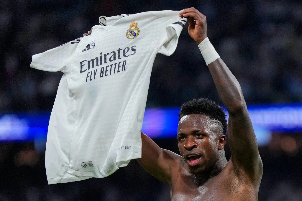 Vinicius Jr celebra el marcador durante el partido entre el Real Madrid y Borussia Dortmund, en el estadio Santiago Bernabéu, el 22 de octubre de 2024. Foto Ap
