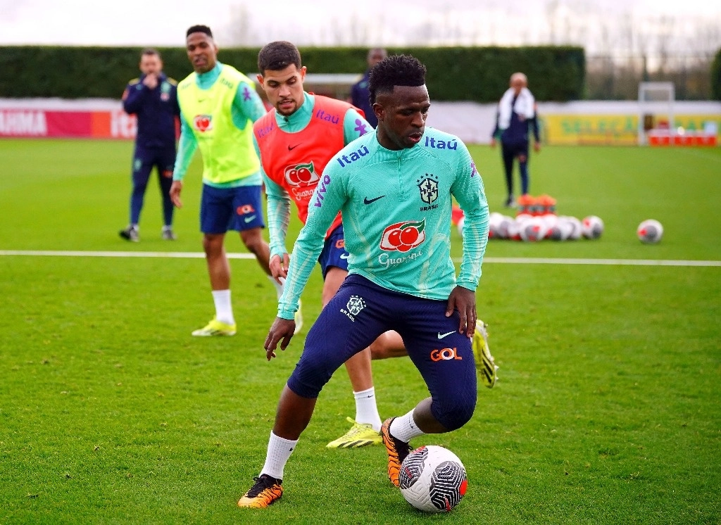 El brasileño Vinicius Junior, en primer plano, y Bruno Guimaraes asisten a una sesión de entrenamiento en el Centro de Entrenamiento Sobha Realty, Londres, el lunes 18 de marzo de 2024. Brasil jugará contra Inglaterra en un partido amistoso de fútbol internacional el sábado. Foto AP