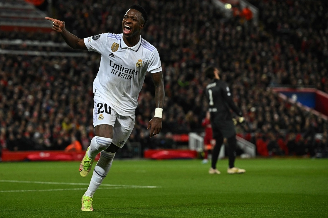 Vinicius Jr., delantero del Real Madrid, celebra su segundo gol en la victoria por 5 a 2 del equipo blanco sobre el Liverpool inglés, en el partido de ida de los octavos de final de la Liga de Campeones. Foto Afp.