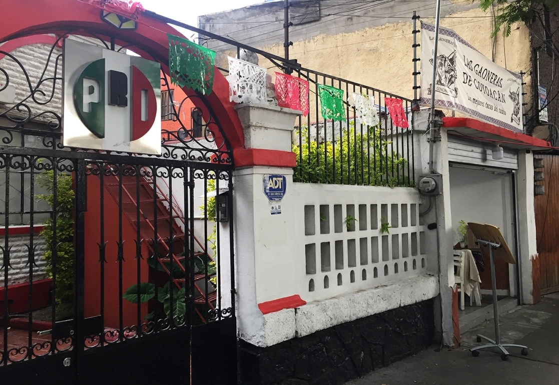 El negocio de tacos, que opera un funcionario de la alcaldía en el mismo predio donde se encuentra la sede distrital del Partido Revolucionario Institucional, no tiene autorizado el uso de suelo comercial. Foto Cristina Rodríguez