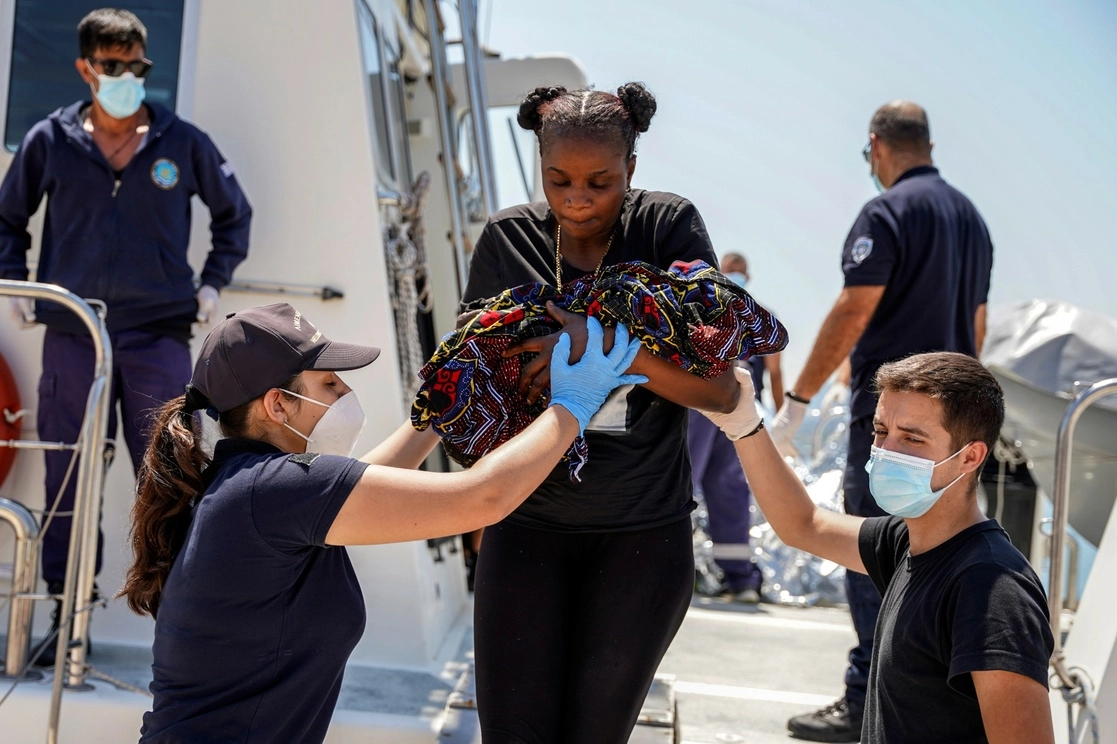 El informe de la misión de la ONU reporta que mujeres migrantes sufrieron abusos sexuales en su intento por llegar a territorio europeo. Foto Ap / Archivo