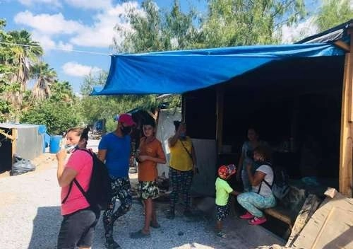 Familias de migrantes que esperan respuesta a sus solicitudes de asilo del gobierno de Estados Unidos protestaron en el campamento que mantienen en la ciudad fronteriza de Matamoros, Tamaulipas, para exigir al Instituto Nacional de Migración mejores condiciones de vida. Foto Julia Le Duc