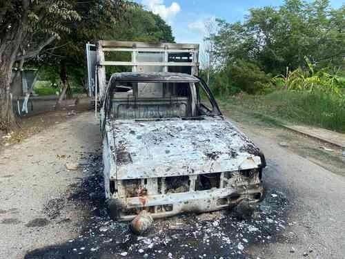 Una camioneta incendiada y dos personas heridas fue el saldo de un enfrentamiento en el municipio de Jonuta, Tabasco, entre seguidores del PRD y Morena. El 6 de junio en la entidad se renovarán 17 alcaldías y el Congreso local. Foto 'La Jornada'
