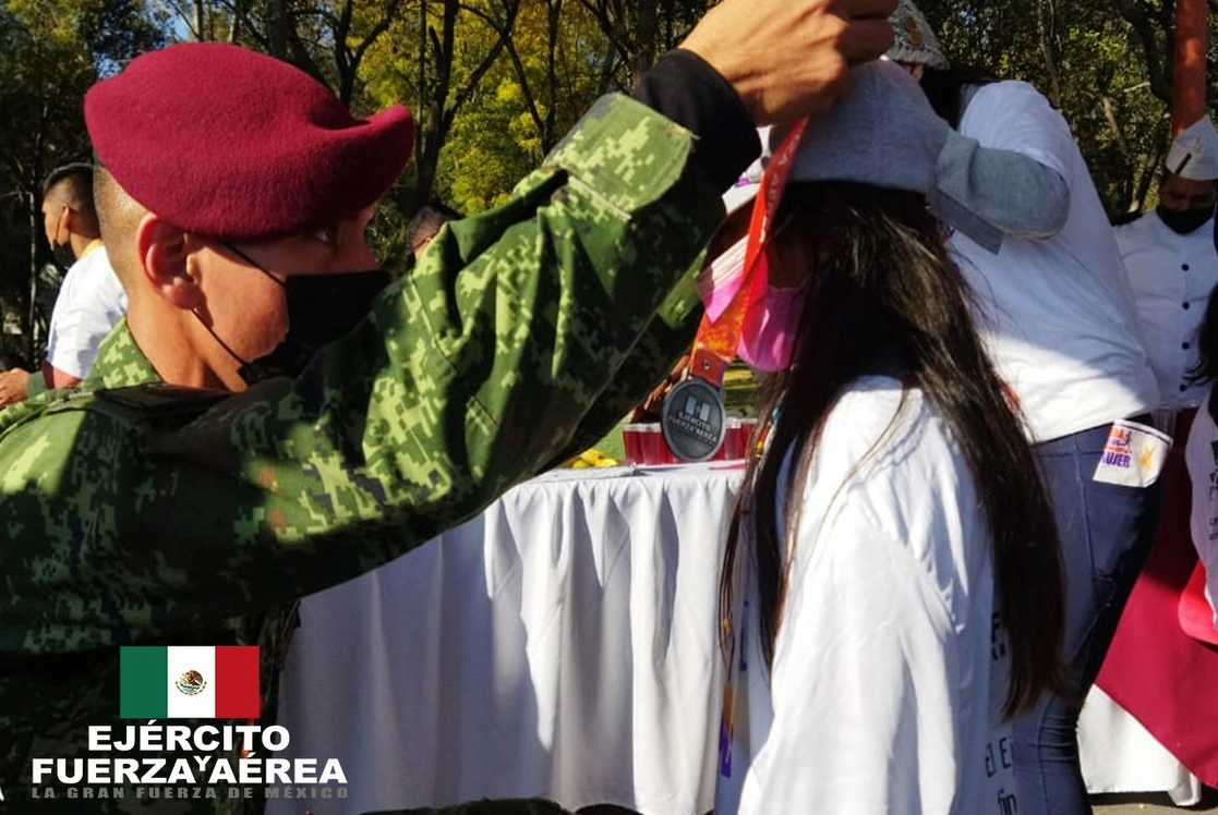 Durante la premiación por la carrera de convivencia por la “Eliminación de la violencia contra la mujer”, organizada por la Secretaría de la Defensa Nacional. Imagen tomada de https://twitter.com/SEDENAmx