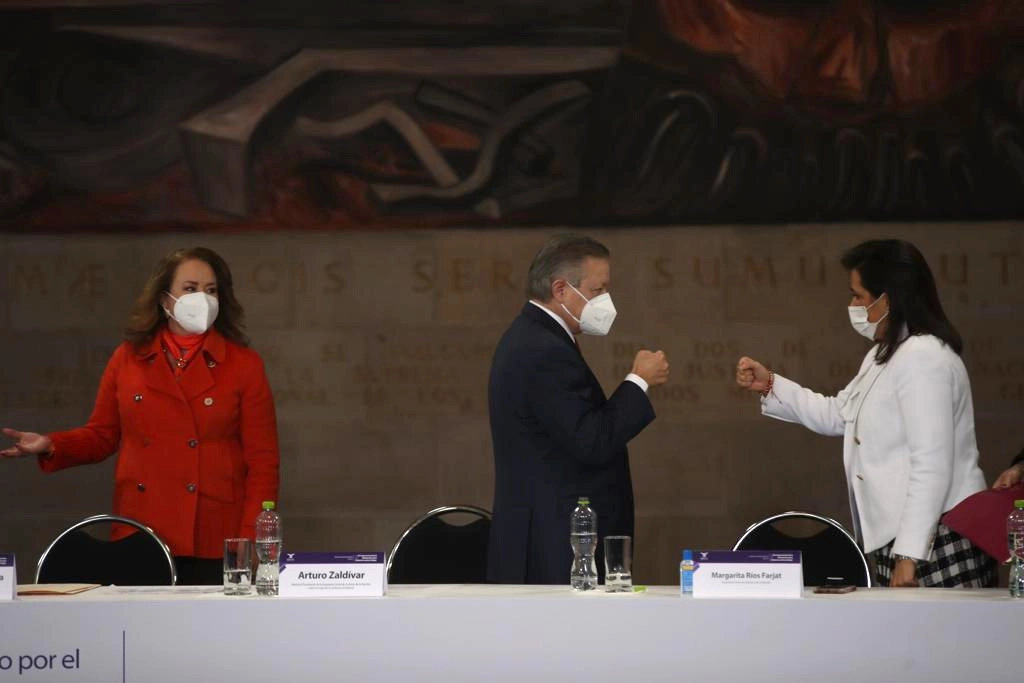 El presidente de la SCJN, Arturo Zaldívar (c) junto con las ministras Yasmín Esquivel (izq) y Margarita Ríos Farjat (der) durante la inauguración del foro. Foto José Antonio López