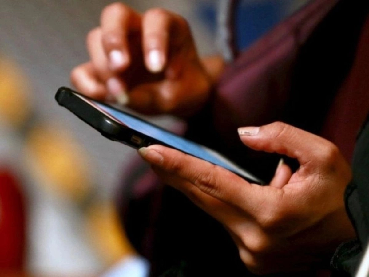 Persona utiliza un teléfono móvil en imagen de archivo. Foto 