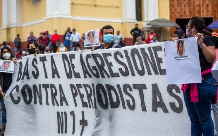 Periodistas se manifestaron frente al Palacio de Gobierno de Xalapa para exigir justicia por el asesinato del reportero Julio Valdivia, en Veracruz, en septiembre de 2020. Foto Sergio Hernández Vega / archivo