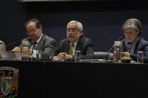 En la sesión flanquearon al rector el secretario general, Leonardo Lomelí, y la abogada de la UNAM, Mónica González. Foto Cristina Rodríguez