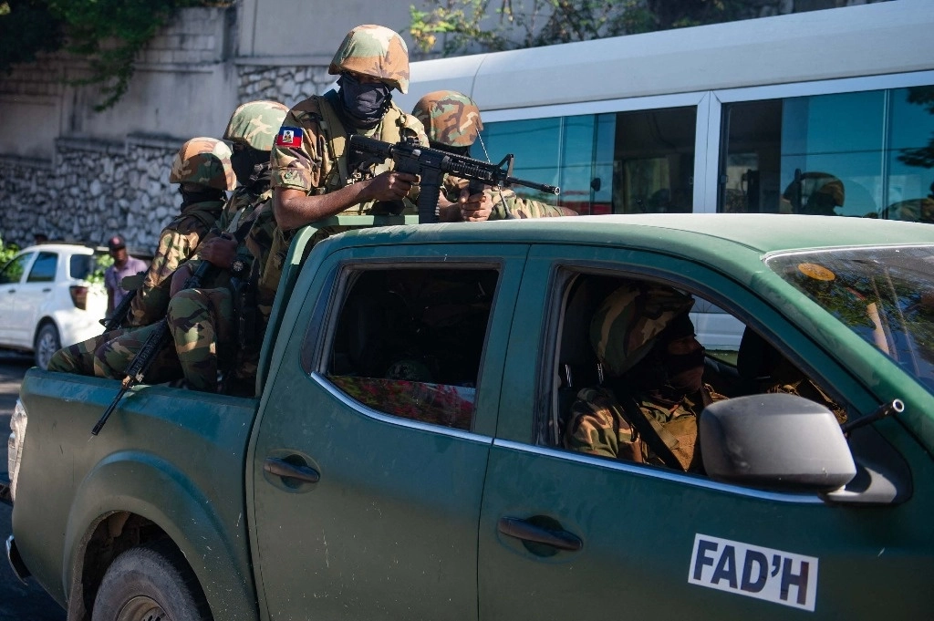 Fuerzas armadas de Haití patrullan el suburbio de Petion-Ville en la capital Puerto Príncipe, el 19 de noviembre de 2024. Foto Afp