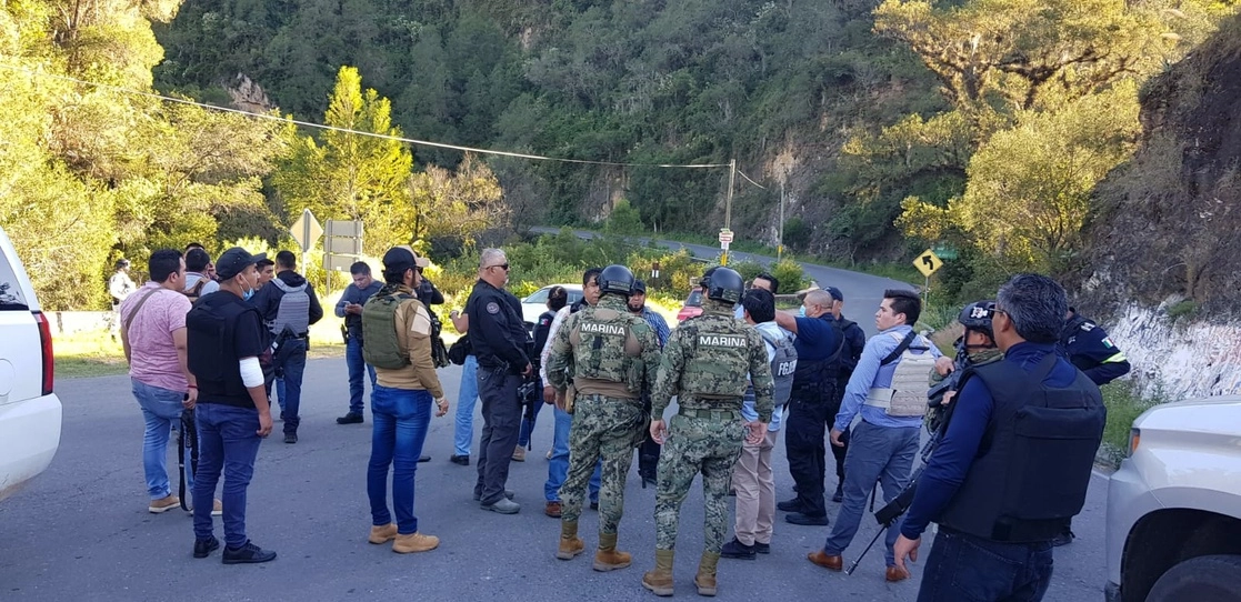 Autoridades policiales y marinos hablan con un grupo de personas. Foto 'La Jornada'