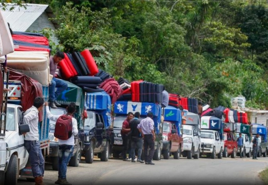 Recordaron que la semana pasada también salieron de La Esperanza 280 familias a causa de los ataques de Los Herrera. Foto La Jornada / archivo