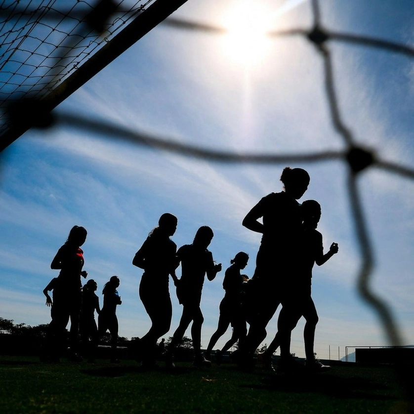 En los recientes cinco años se cuentan al menos siete casos de futbolistas de la Liga Mx Femenil que denunciaron haber sufrido acoso en redes sociales. Foto @chivasfemenil