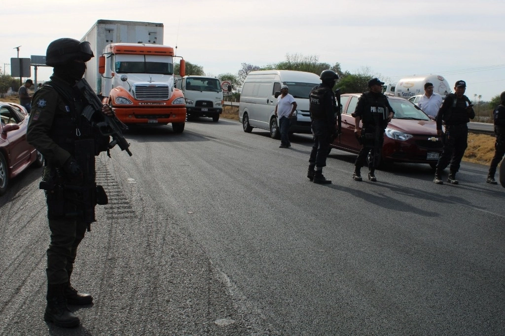 La violencia en las carreteras “ya rebasó los límites”, pues en 2023 el robo a camiones que transportan mercancías fue cercano a 13 mil, indicó la Cámara Nacional del Autotransporte de Carga. Foto Cuartoscuro / Archivo