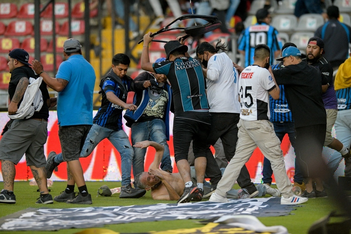 En el segundo tiempo, cuando el marcador registraba un gol a favor de Atlas y cero para Gallos Blancos, una trifulca inició en los pasillos de la zona sur que se extendió hacia distintos puntos, el 5 de marzo de 2022. Foto Ap 