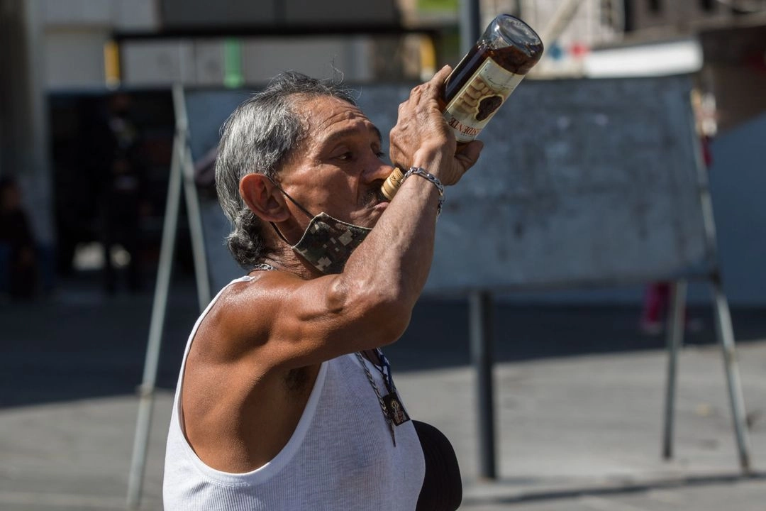 El consumo de alcohol forma parte de la violencia estructural y tradicionalmente se ha asociado al machismo, pero poco se habla sobre si el hombre se encuentra bajo los efectos del alcohol cuando agrede a su pareja, destacaron expertos. 