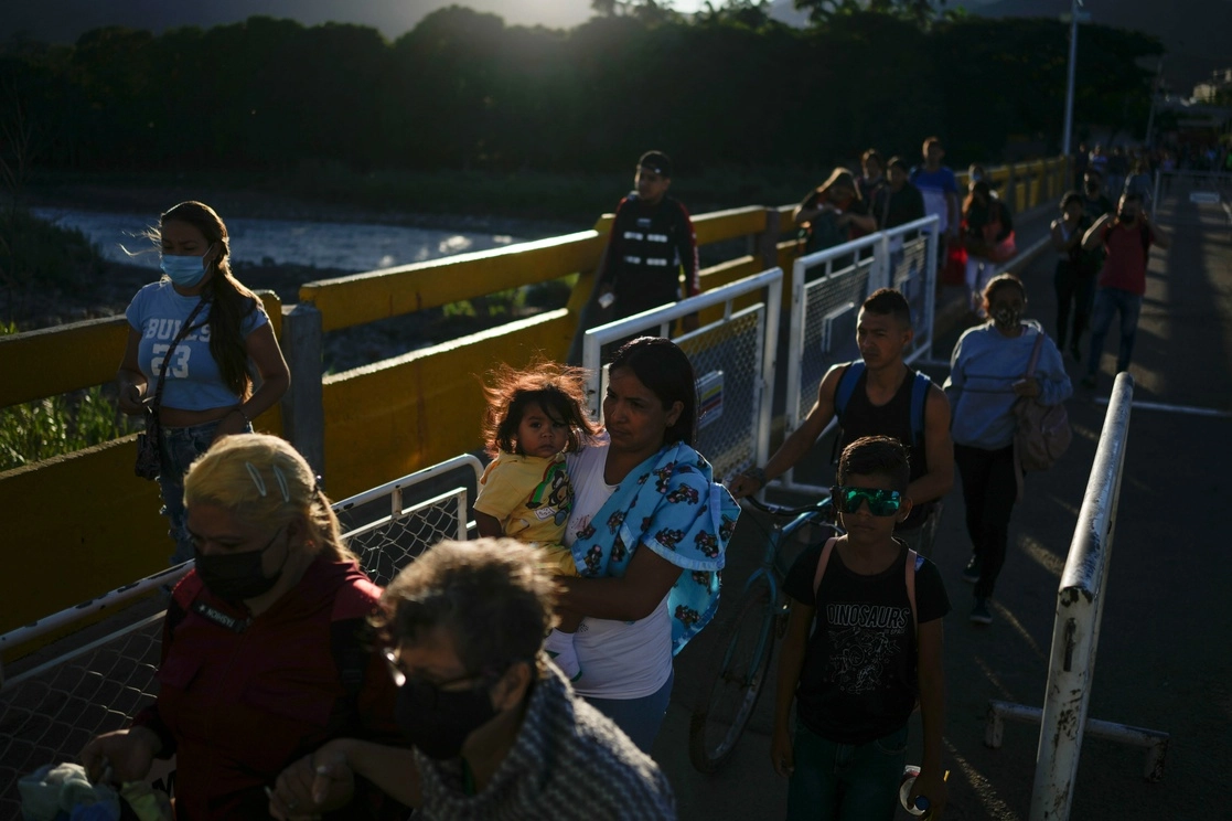 Migrantes venezolanos cruzando la frontera hacia Colombia. Foto Ap/ archivo