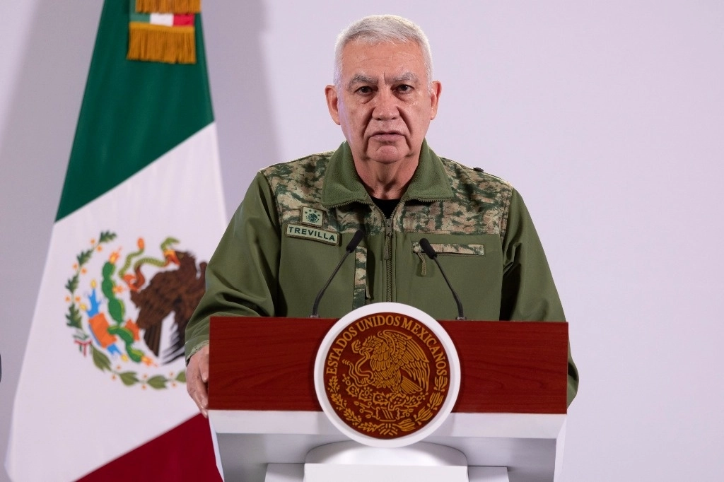 Ricardo Trevilla, secretario de la Defensa Nacional, ofreció detalles sobre los despliegues de elementos militares en las zonas con incidencia delictiva durante la “Mañanera del Pueblo” en que se abordó el informe en materia de seguridad en Palacio Nacional. Foto cortesía Presidencia

