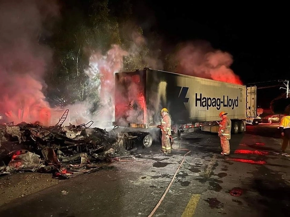 Dos tráileres fueron incendiados ayer en la localidad La Garita, en el municipio jaliescience de Tamazula de Gordiano, mientras abundaban reportes ciudadanos sobre balaceras. Foto tomada de Twitter