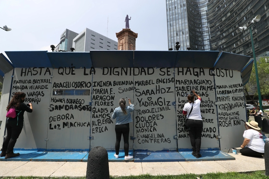 Familiares de desaparecidos, grupos feministas y organizaciones de derechos humanos colocan una anti monumenta en la ex Glorieta de Colón, renombrada ahora como la Glorieta de las Mujeres que Luchan. Foto Yazmín Ortega