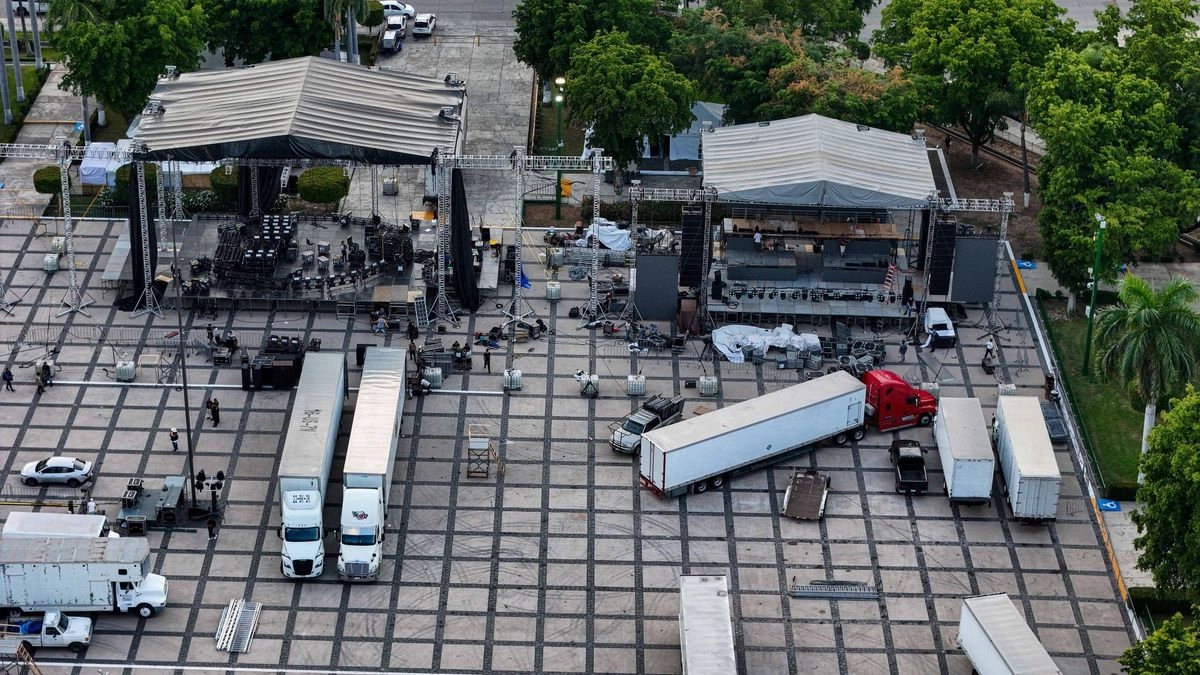 Tras anunciarse la suspensión, también se inició el desmantelamiento de templetes que se colocaron en la explanada de gobierno estatal.