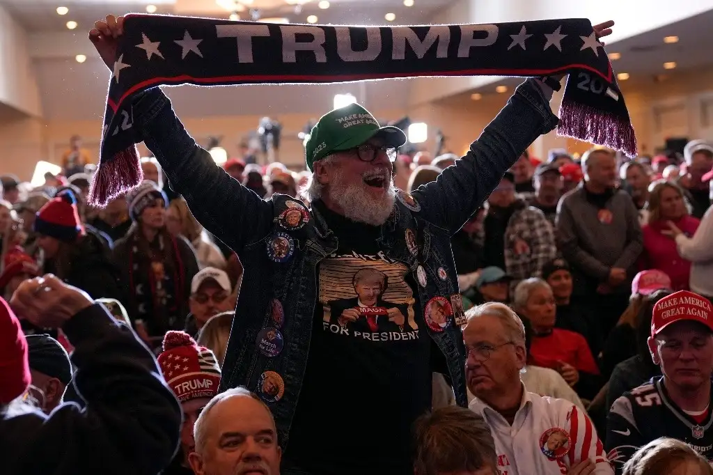 Un seguidor del ex presidente estadunidense Donald Trump, durante un acto de campaña del republicano en Nuevo Hampshire. Foto Ap.