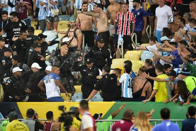 Aficionados de Argentina se enfrentaron con elementos de la policía brasileña. Foto Afp
