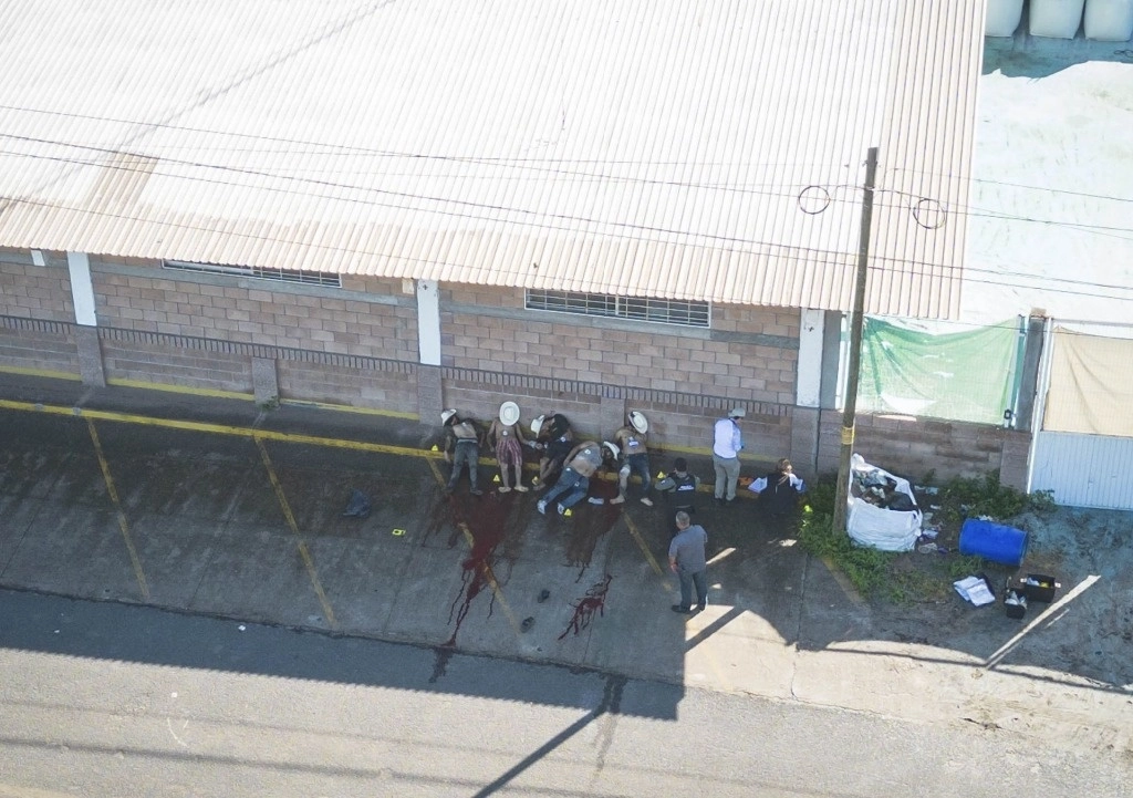 Cinco hombres fueron encontrados asesinados a balazos, con las manos atadas hacia atrás frente a un balneario en Culiacán, Sinaloa. Foto Cuartoscuro