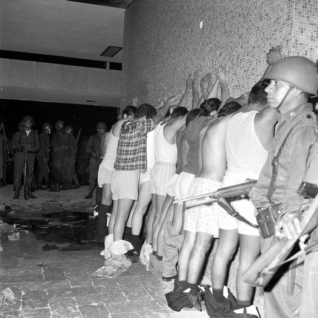 Detención y vejación de estudiantes la noche del 2 de octubre de 1968 en Tlaltelolco. Foto de Manuel Gutiérrez Paredes. Archivo UNAM. Cod. Ref. MGP3106