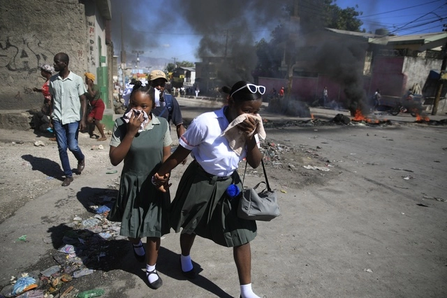 Muchos niños en Haití no pudieron regresar a clases ante el escenario de violencia que se vive en las calles de la capital del país. Foto Ap