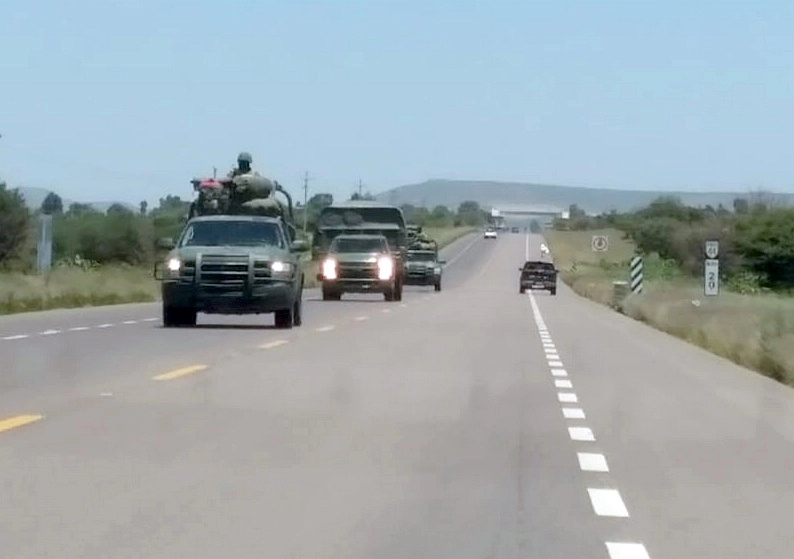 Elementos de la Sedena realizan patrullajes en el municipio de Fresnillo rumbo a Valparaíso, Zacatecas. Foto La Jornada