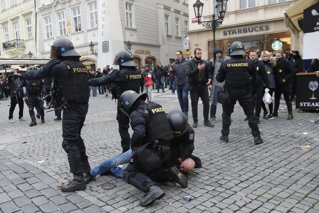 Policías detienen a manifestantes que se movilizaron contra las restricciones adoptadas ante el creciente número de contagios de Covid-19.  Foto Ap