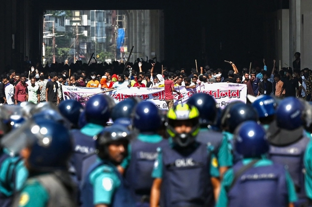 En Mirpur (oeste de Daca), policías antidisturbios dispararon balas de goma, gases lacrimógenos y granadas ensordecedoras para dispersar a unos 5 mil obreros que bloqueaban una carretera. Foto Afp.