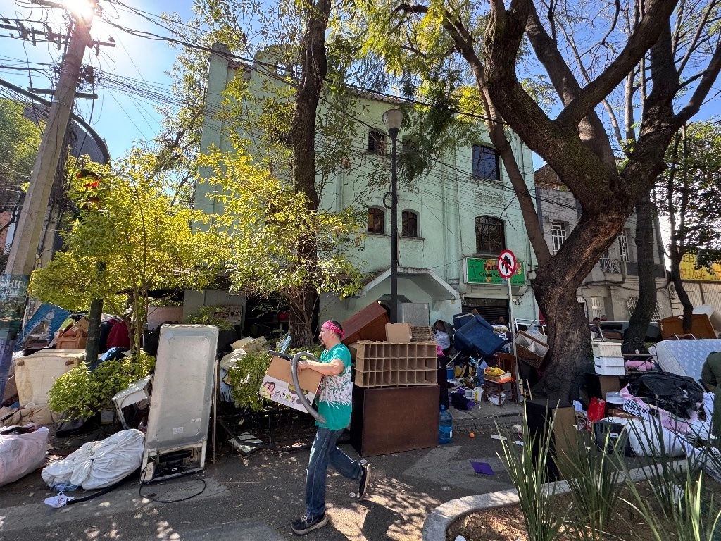 Ocho familias fueron desalojadas y varias accesorias saqueadas en la calle Álvaro Obregón número 234, colonia Roma Norte, por al menos 100 hombres, mujeres y adolescentes, denunciaron afectados. Foto Alfredo Domínguez