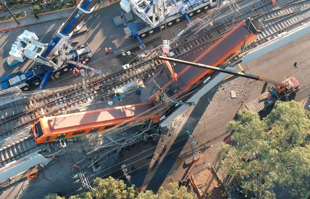 En esta imagen, durante los trabajos de retiro de los dos vagones de la línea 12 del Metro que cayeron al desplomarse dos trabes del viaducto elevado la noche del 3 de mayo del año pasado, donde murieron 26 personas y resultaron heridas 103. Foto Alfredo Domínguez
