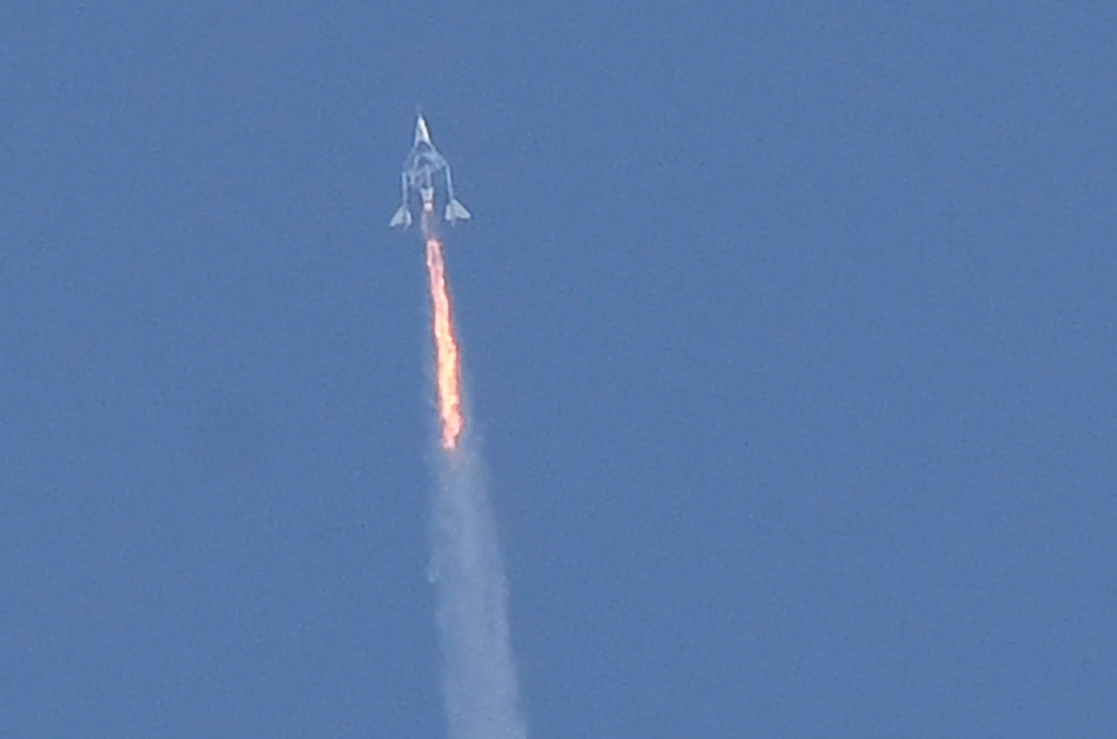 La firma de turismo espacial Virgin Galactic anunció que abrió al público general la posibilidad de comprar un pasaje por 450 mil dólares para estar algunos minutos en el espacio. Foto Afp / Archivo