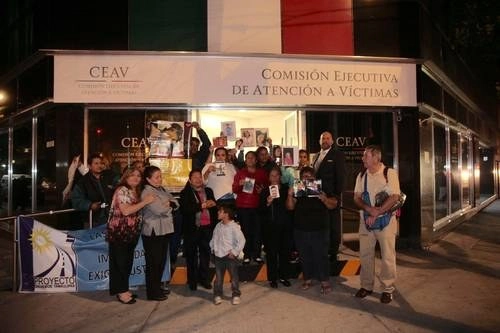 Familiares de desaparecidos y víctimas de violaciones a sus derechos humanos frente a la sede de la CEAV, en imagen de archivo. Foto Jesús Villaseca