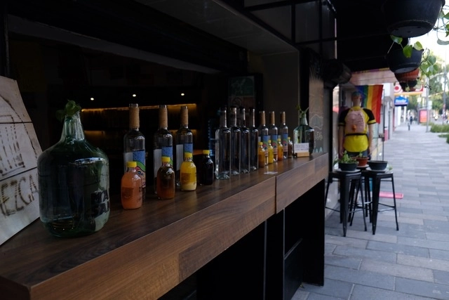 Restaurantes-bares de la colonia Roma ofrecen servicio para llevar, en la Ciudad de México. Foto Yazmín Ortega Cortés / Archivo