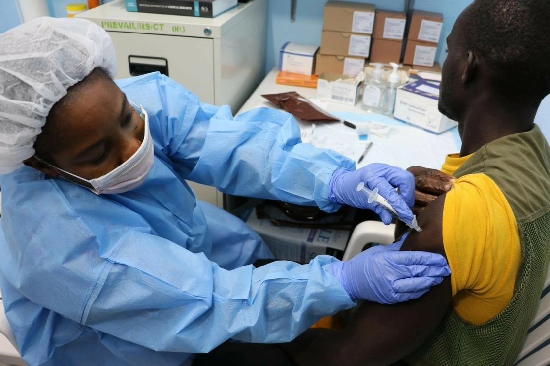 Voluntario recibe una dosis de la vacuna del ébola, fase 2, en África Occidental. Foto Europa Press / Archivo