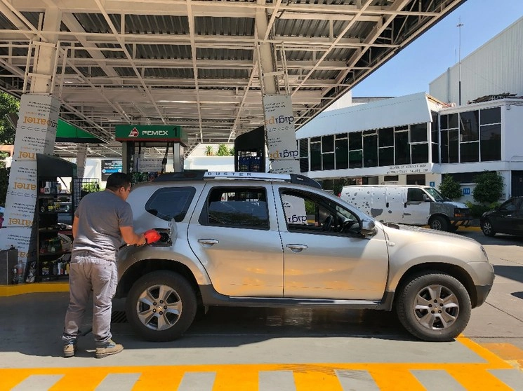 En México el combustible se vende entre 11 y 17 pesos por litro. Foto Alfredo Domínguez 
