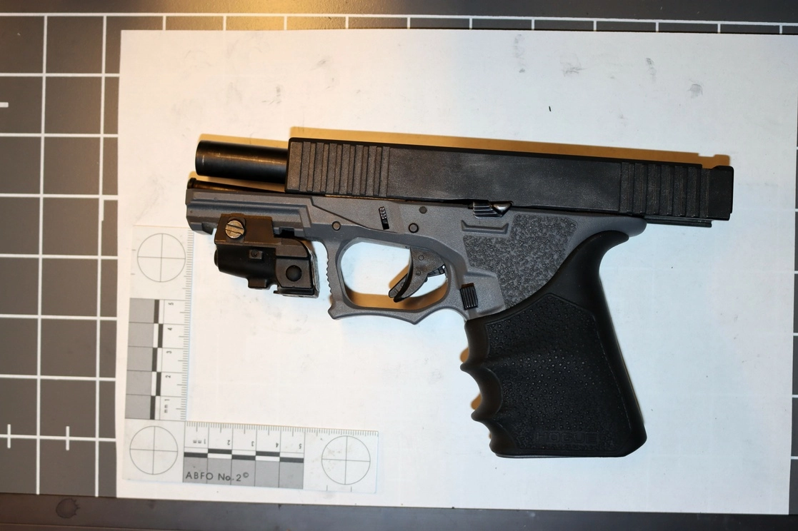Esta imagen tomada el 3 de mayo de 2022 y proporcionada por el Departamento de Policía de Oak Park, Ill., muestra un arma fantasma encontrada en una mochila tomada de Keyon Robinson afuera de Oak Park. Foto Ap