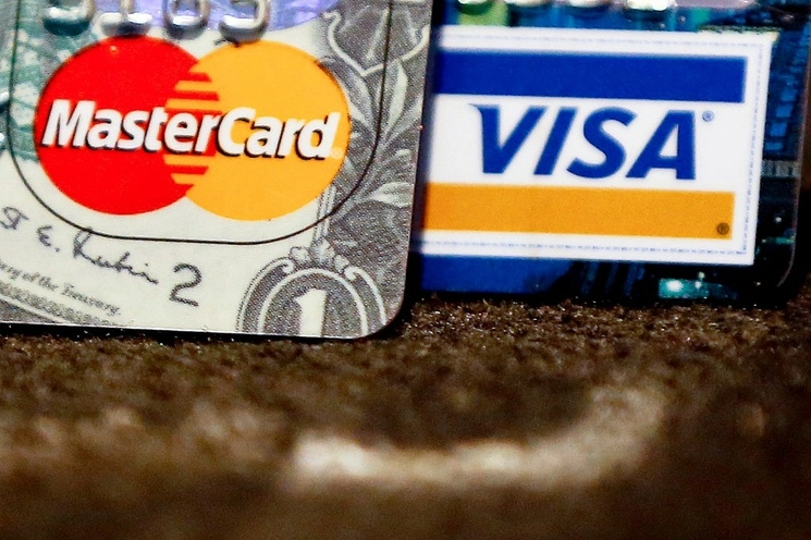 Los procesadores mundiales de pagos Visa y Mastercard tienen previsto aumentar las comisiones que pagan muchos comerciantes cuando aceptan las tarjetas de crédito de sus clientes, según un informe de un medio estadunidense. Foto Ap / Archivo