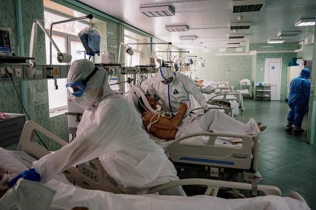 En una sala de cuidados intensivos para pacientes con Covid-19 en un hospital en Moscú, Rusia. Foto Afp