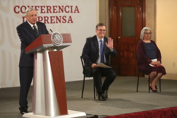 El presidente Andrés Manuel López Obrador; Marcelo Ebrard, scretario de Relaciones Exteriores; y Graciela Márquez Colín, secretaria de Economía, en la conferencia matutina en Palacio Nacional. Foto José Antonio López
