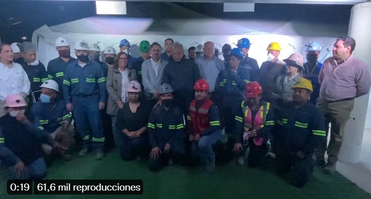 “¡Qué vivan los mineros!, sigan teniendo sus ingresos, sus salarios, el sustento para sus familias”, dijo el presidente Andrés Manuel López Obrador, durante su visita a una mina de roca fosfórica en San Juan de la Costa, Baja California Sur. Imagen tomada del Twitter @lopezobrador_