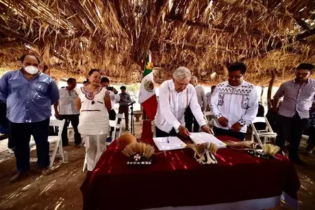 El presidente Andrés Manuel López Obrador en una ceremonia yaqui en imagen de archivo. Foto La Jornada
