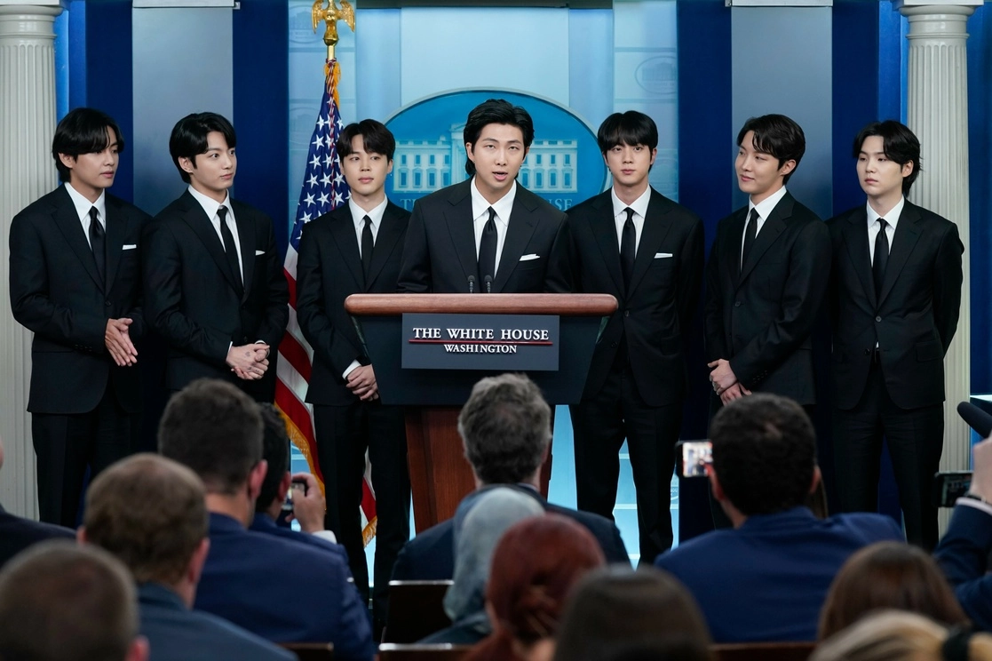 El grupo surcoreano K-pop BTS durante la sesión informativa diaria en la Casa Blanca en Washington, el martes 31 de mayo de 2022. Foto Ap